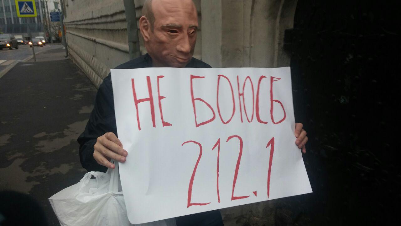 Роман Рословцев задержан за одиночный пикет в маске Путина на Красной площади Фото: SotaVision