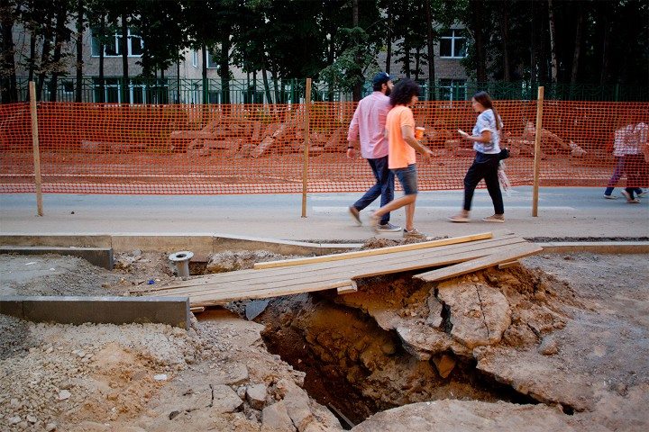 Даже использование тощих бетонов не позволяет решить проблему работы конструкции на старых слоях. тем более решить проблему засыпки траншей.
