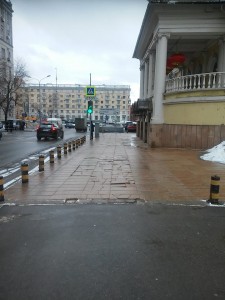 Вот типичная идея сэкономить - напротив ВГТРК здание Китайского культурного дома в Москве. Покрытие из плит 2см. Такой толщины гранитные плиты если не приклеить их к идеально выровненному бетону - начинают крошится и ломаться через 3-5 лет. Что хорошо видно.
