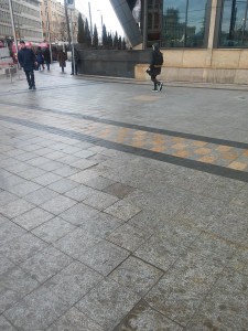 Моё любимое место в Москве, так называемая Белая площадь на Белорусском вокзале. Каждый день прохожу здесь домой. И опять же, посмотрите, что конструкции не работают. Я наблюдаю как год за годом образуются лужи, становятся видны трещины, ломается покрытие.