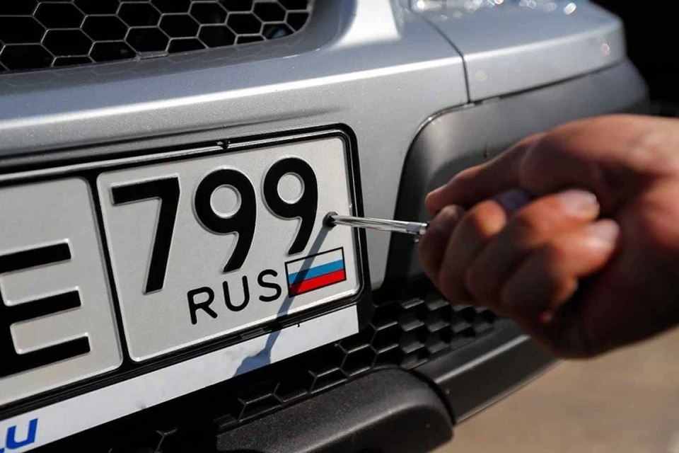 Изображение триколора станет обязательным на автомобильных номерах россиян